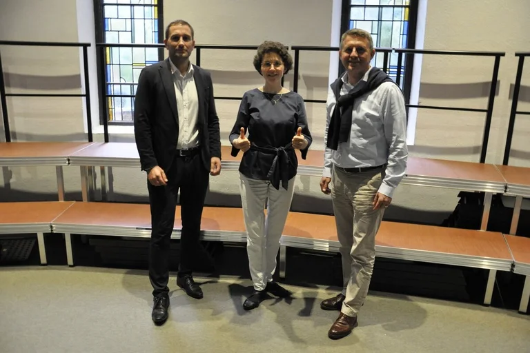 Torben Flieger (Filialdirektor) und Damir Lujić (Finanzplaner) in der Kreissparkasse, Aumühle mit Susanne Bornholdt auf dem neuen Podest