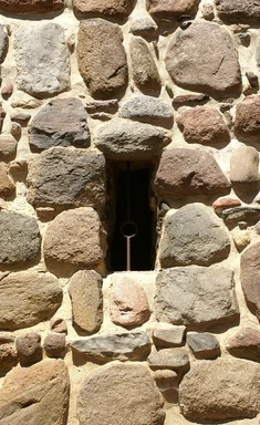 Ein Turmfenster in St. Dionys und St. Jakobus Lütau von außen gesehen