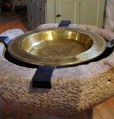 Nahansicht des Taufsteins in St. Georg auf dem Berge