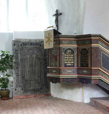 Blick auf die historische Kanzel in St. Laurentius Ziethen