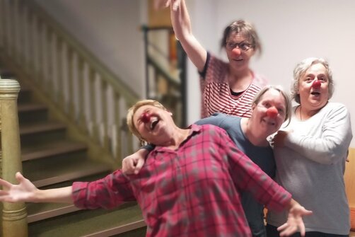 Vier Frauen mit Clownsnase