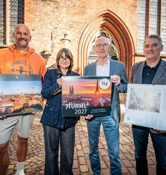 Vier Menschen mit einem Kalender