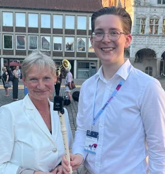Eine Frau und ein Mann stehen auf einem Marktplatz.