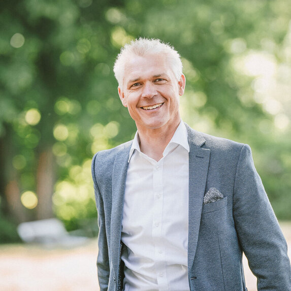 Mann lacht in die Kamera