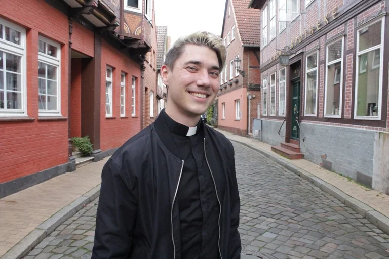 Mann in einer historischen Straße in Lauenburg/Elbe.