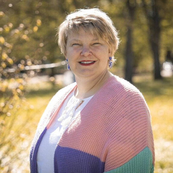 Frau lächelt in die Kamera