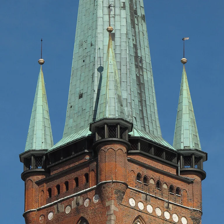 Der Turm von St. Petri in Nahansicht mit Aussichts-Umgang 
