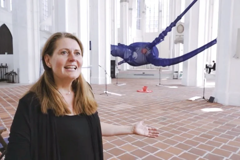 Eine Frau steht in einer Kirche