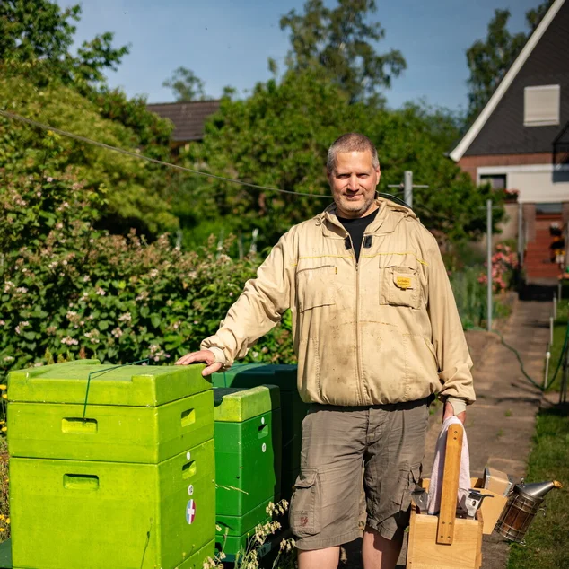 Ein Imker in seinem Garten