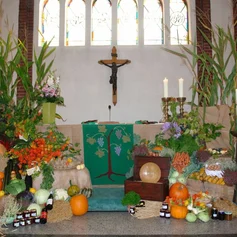 Altar zu beiden Seiten geschmückt mit Obst, Gemüse und Getreide