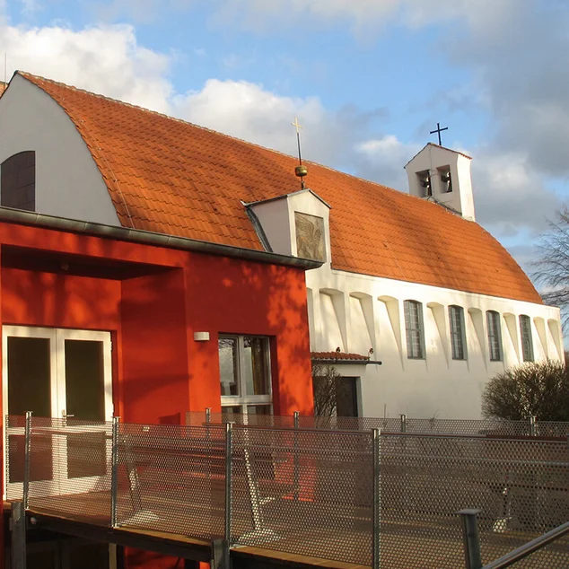 Außenansicht mit dem Eingang von St. Markus