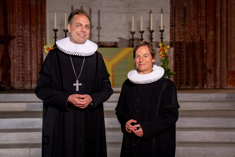 Zwei pastorale Personen in einer Kirche