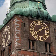 Blick auf eine Kirchturmuhr
