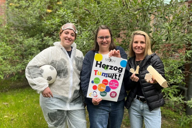 Drei Frauen in einem Garten