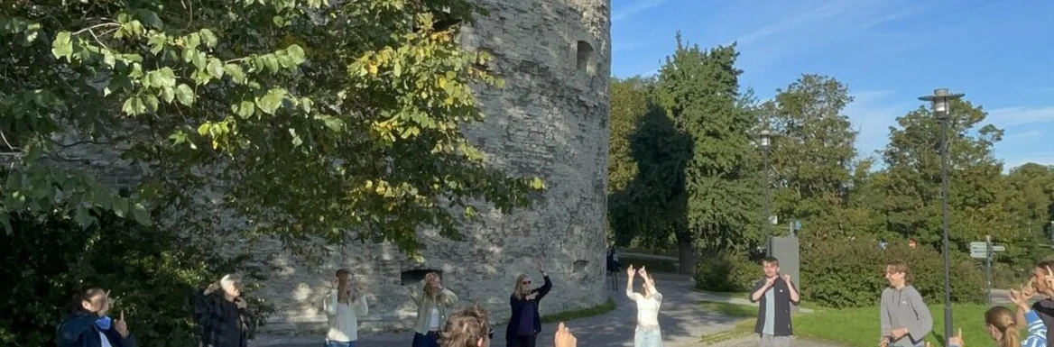 Junge Menschen stehen in einem Kreis