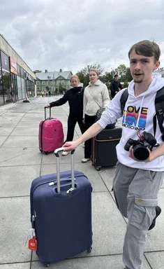 Junge Menschen mit Koffern