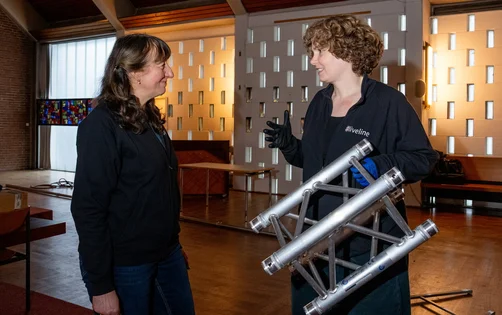 Menschen in einer Kirche 