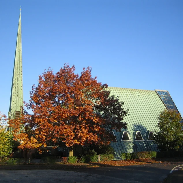 Außenansicht der Dreifaltigkeitskirche von der Seite mit freistehendem Turm