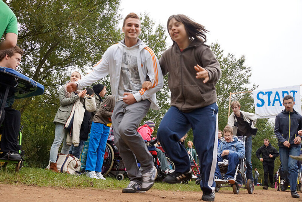 Diakonie Nord Nord Ost: Fröhlich laufende Kinder