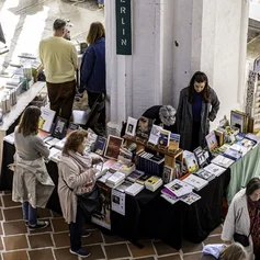 Menschen schauen sich Bücher an 