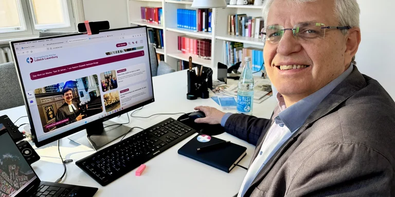 Ein Mann am Computer