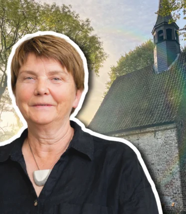 Eine Frau steht vor einer Kirche 