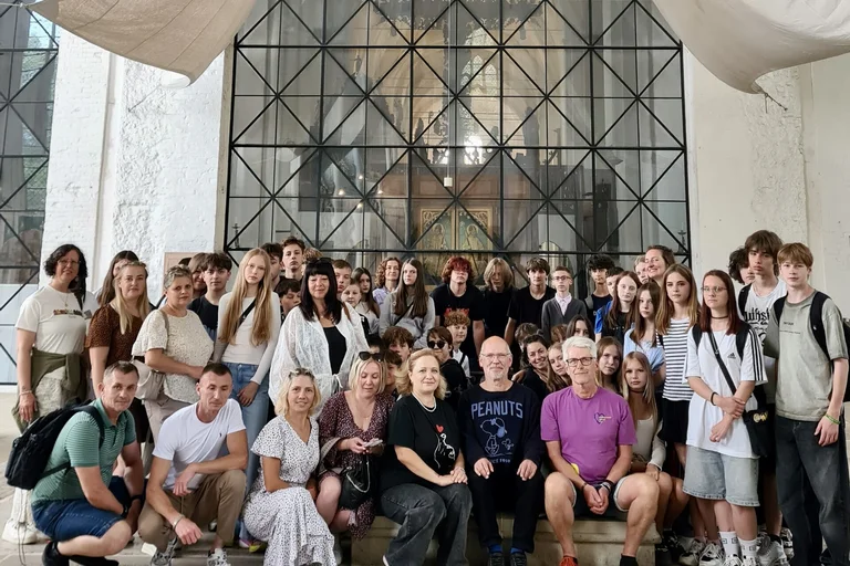Gruppenbild in einer Kirche