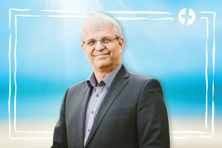 Ein Mann schaut in die Kamera