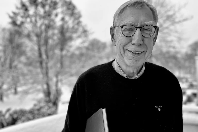 Ein Mann lächelt in die Kamera. Motiv für einen Nachruf. 