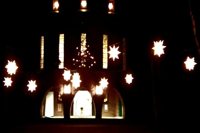Aumühler Kircheplatz mit Herrnhuter-Sternen beleuchtet
