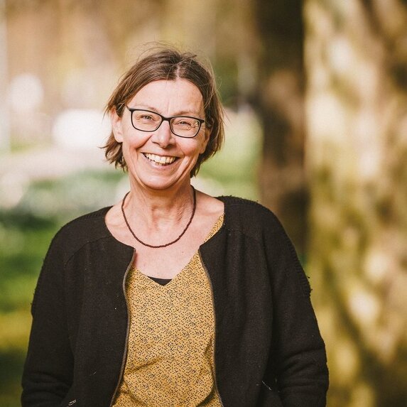 Frau lacht in die Kamera
