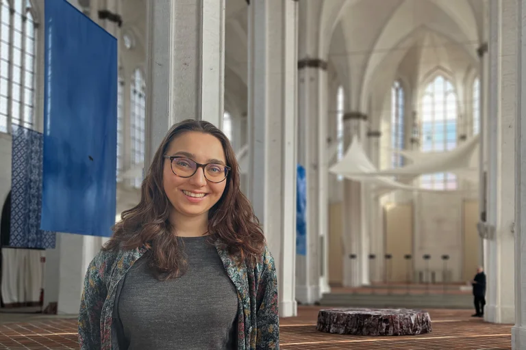 Eine Frau steht in einer Kirche 