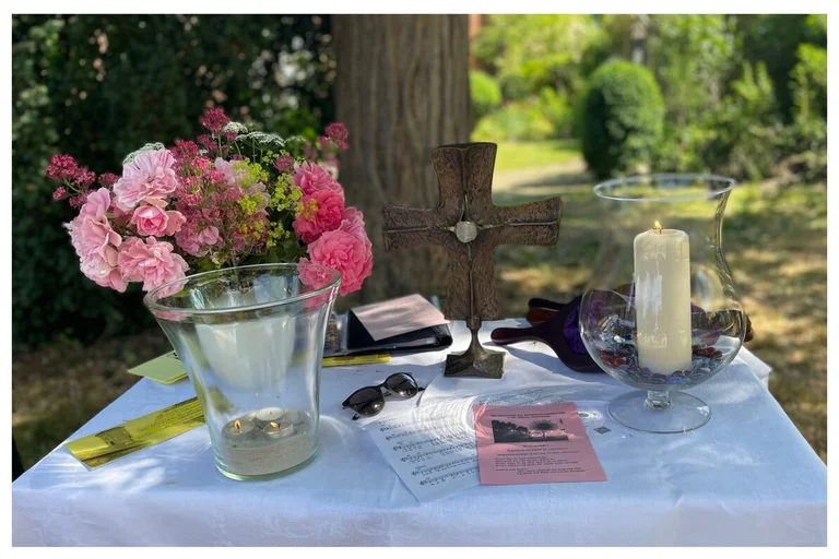 Altar im Grünen Open Air Gottesdienst