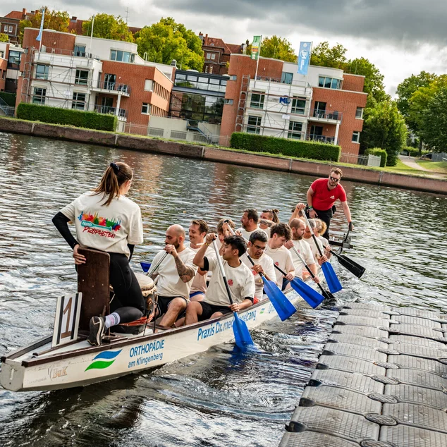 Das Team der Kirchenbauhütte im Boot auf dem Weg zum Startpunkt