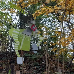 Drache hängt im Baum
