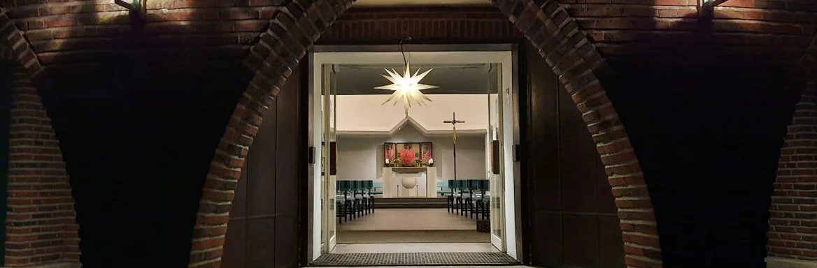 Eingang-Durchgang in die Aumühler Kirche mit Stern