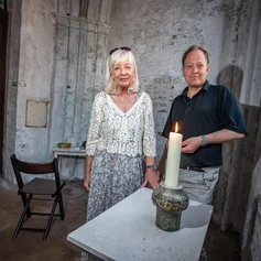 Ehrenamtliche Iris Engel und Pastor Robert Pfeifer in der Seelsorge-Kapelle von St. Marien neben einer Kerze