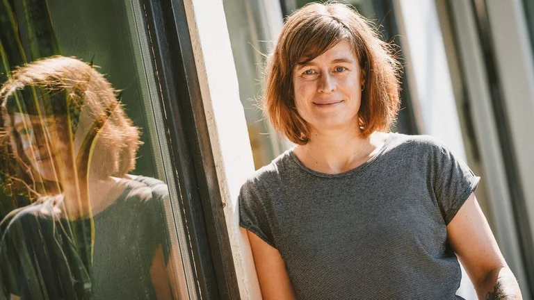 Eine Frau schaut in die Kamera