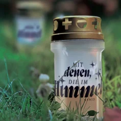 Grablicht mit Inschrift "Mit denen die im Himmel sind"