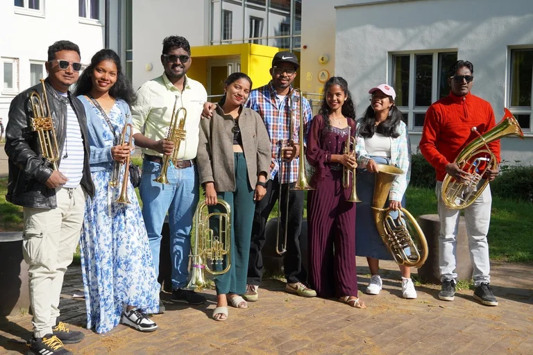 8 indische Bläser mit Instrumenten