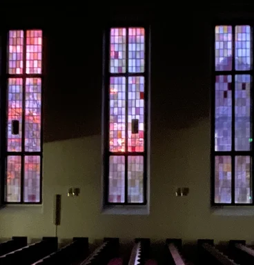 Kirchenfenster abendlich beleuchtet