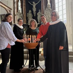 Menschen den in einer Kirche
