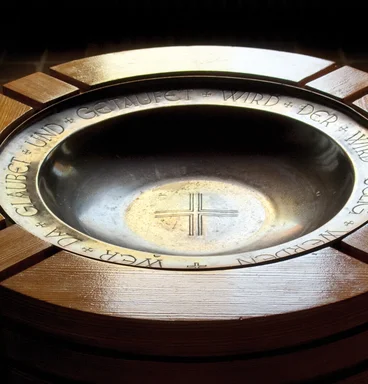 Nahe Ansicht des Taufbeckens in der Martin-Luther-Kirche Wentorf