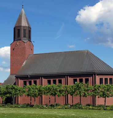 Außenansicht der Versöhnungskirche Travemünde von der Seite