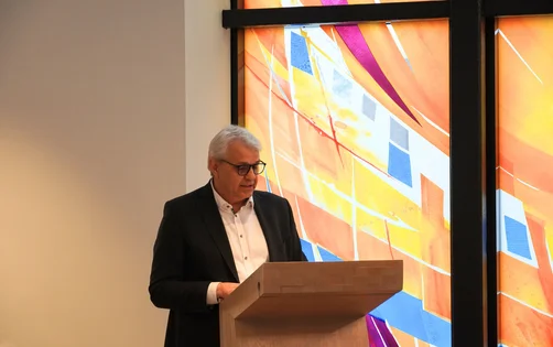 Ein Mann steht am Rednerpult.