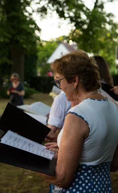 Singende Menschen auf einem Friedhof