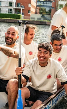 Das Team der Kirchenbauhütte hat vor dem Start im Boot Platz genommen und ist gut gelaunt