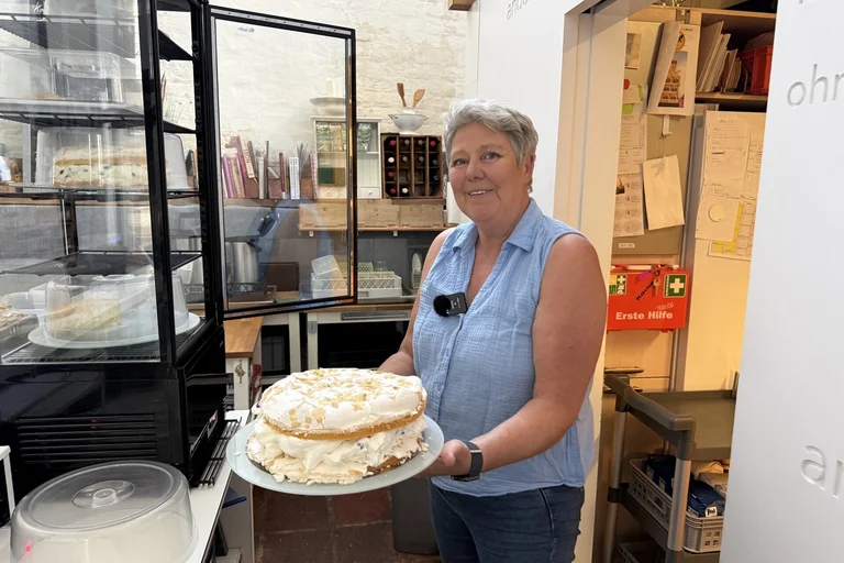 Eine Frau mit einer Torte
