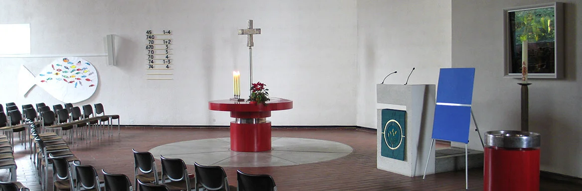 Der Innenraum der Kreuzkirche mit Altar und Kanzel