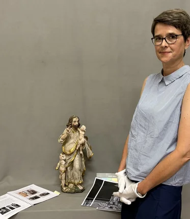 Frau vor Christusgruppe